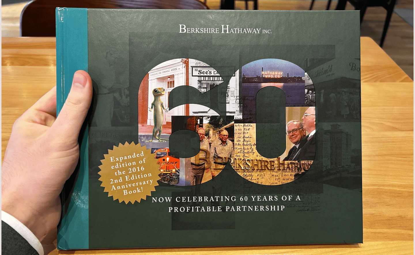 Cuốn sách duy nhất được bán tại Đại hội 40.000 cổ đông của Berkshire Hathaway