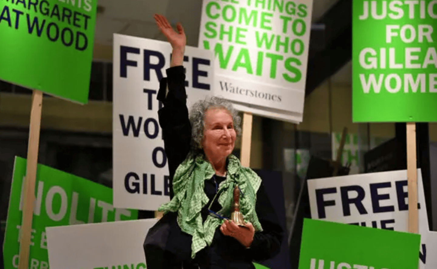 “Book of Lives” của Margaret Atwood – Hé lộ con người thật của nữ tác giả ẩn sau ngòi bút