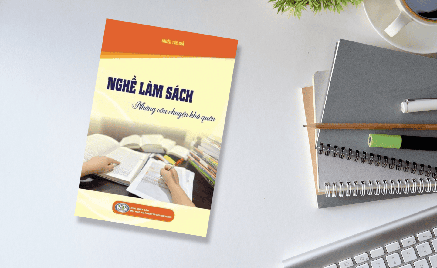 Nghề làm sách: Hành trình thầm lặng của những người 'cõng chữ'