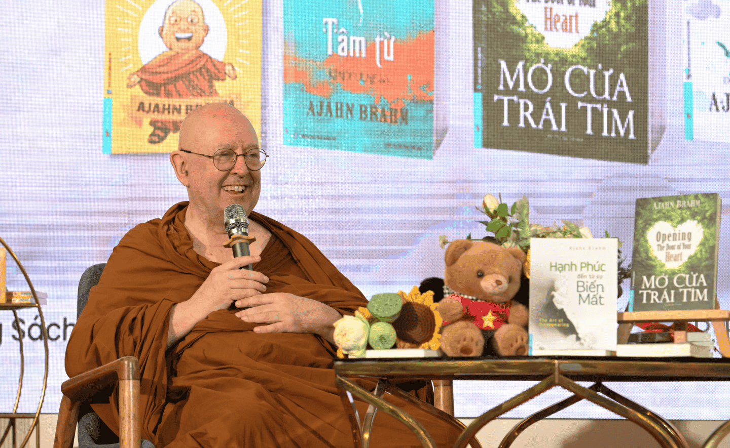 Thiền sư Ajahn Brahm lần đầu giao lưu cùng độc giả Việt Nam