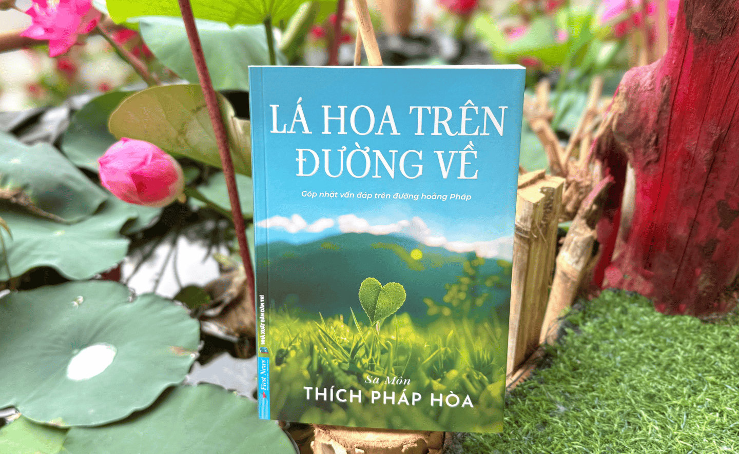 Lá hoa trên đường về - Những giải đáp giản dị cho hành trình tìm lại bình an mỗi ngày