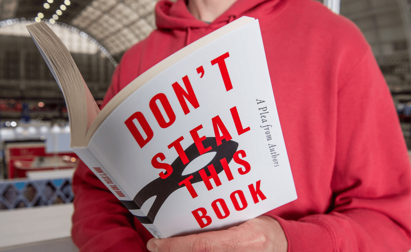 Hàng nghìn tác giả xuất bản “sách trắng” để phản đối việc AI sử dụng tác phẩm của họ