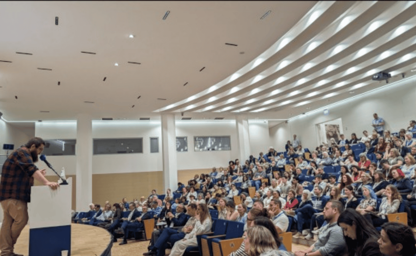 Nhà sách châu Âu đối mặt khủng hoảng đọc sách, AI và áp lực chính trị