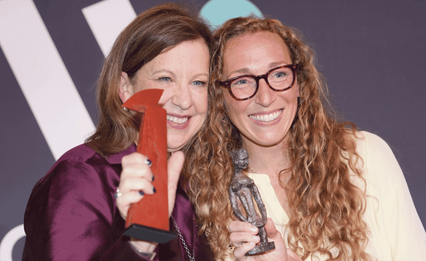 Chân dung hai tác giả chiến thắng Women's Prize 2026: Có những giấc mơ 20 năm mới nở hoa