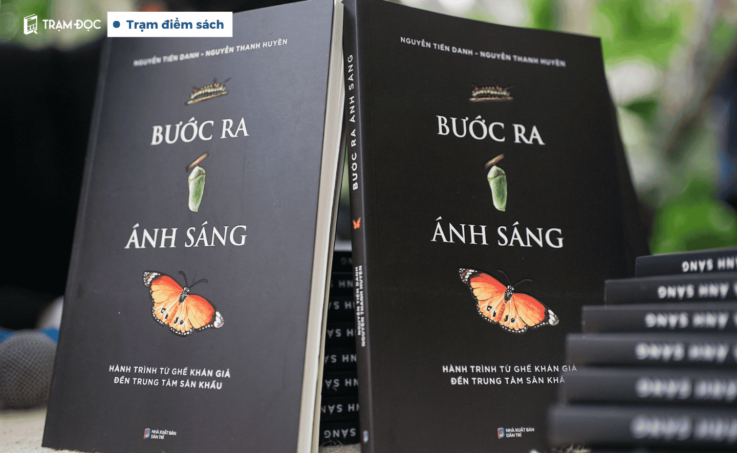 Bước Ra Ánh Sáng: Cẩm nang thuyết trình thực chiến chinh phục mọi sân khấu