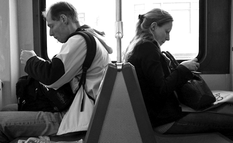 Tình cảm thời Facebook - Zalo: Vì sao thiếu mặn mà?