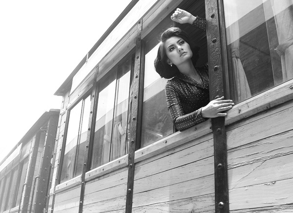 Ngắm nhìn phương Đông lướt ngoài cửa sổ