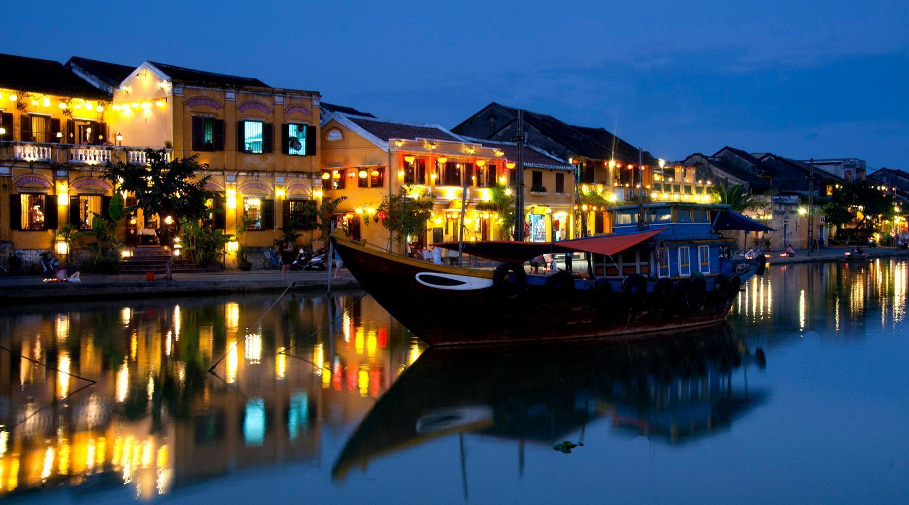 Việt Nam dưới những lăng kính đa màu