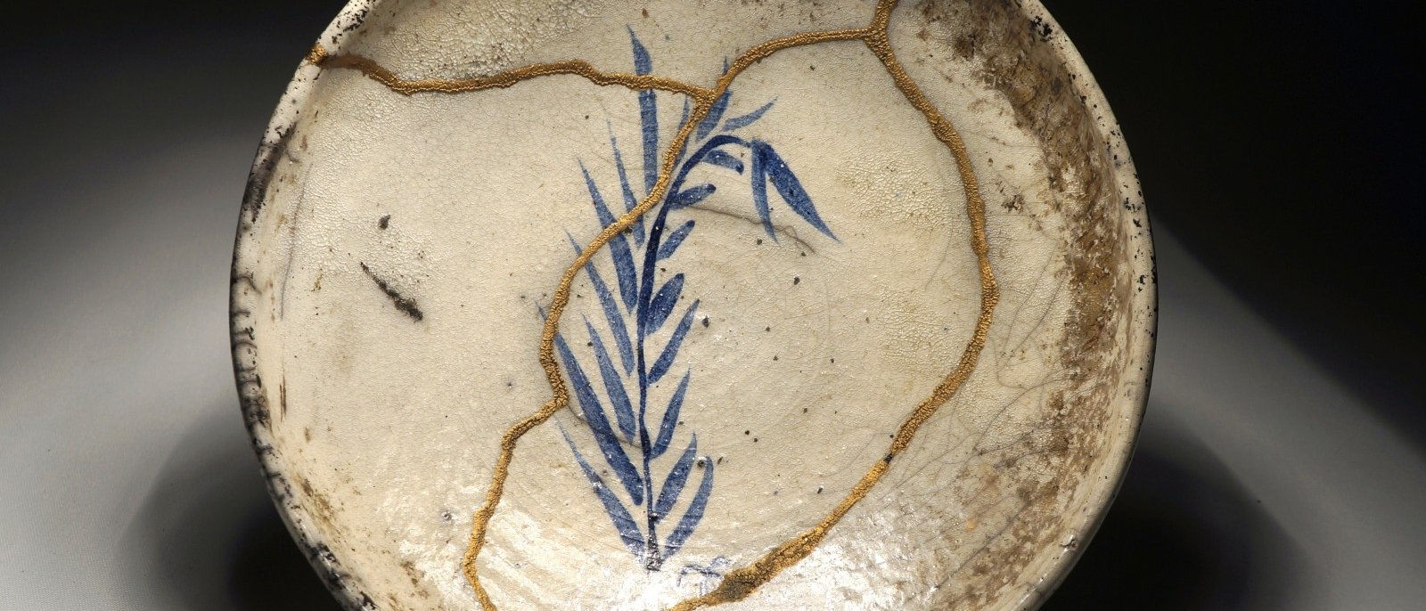 Nghệ thuật hàn gắn những rạn nứt tâm hồn: Kintsugi