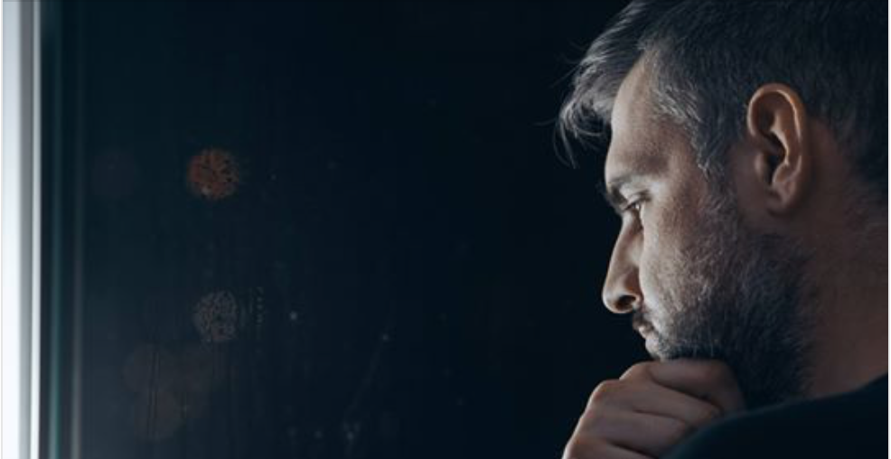 Tấm thẻ nhỏ trong căn phòng bụi bặm đã mang đến hy vọng gặp lại mẹ đẻ cho người đàn ông này