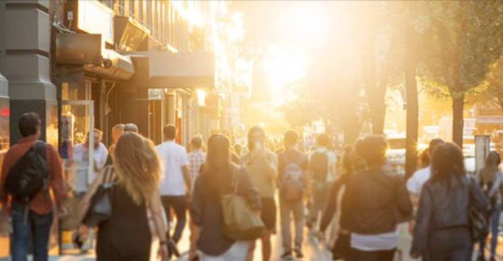 Đám đông kia chỉ biết đứng nhìn người đàn ông nằm chờ chết bên đường, không ai muốn cứu ông ấy cả!