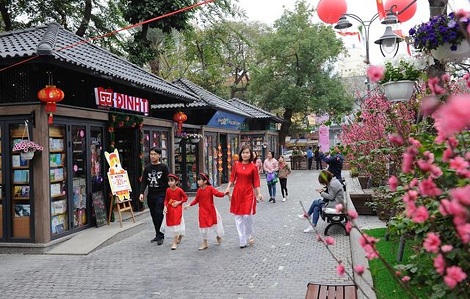 Phố sách Xuân Kỷ Hợi 2019: Khi tri thức mang sắc hoa đào