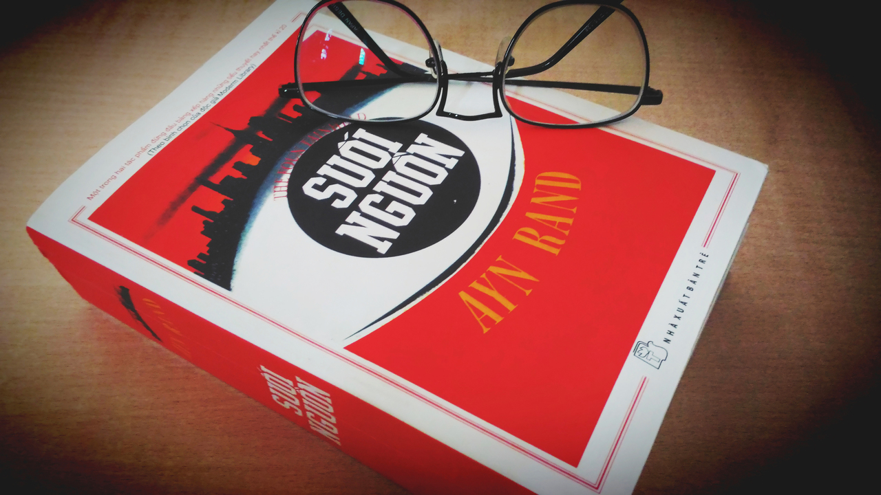 Đọc Suối nguồn trong thế giới đảo điên