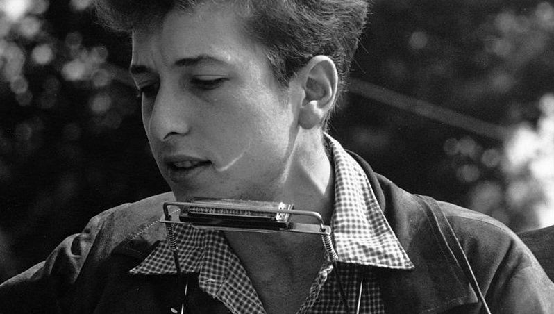 BOB DYLAN: NHẬN GIẢI NOBEL VĂN HỌC NHƯNG KHÔNG PHẢI NHÀ VĂN