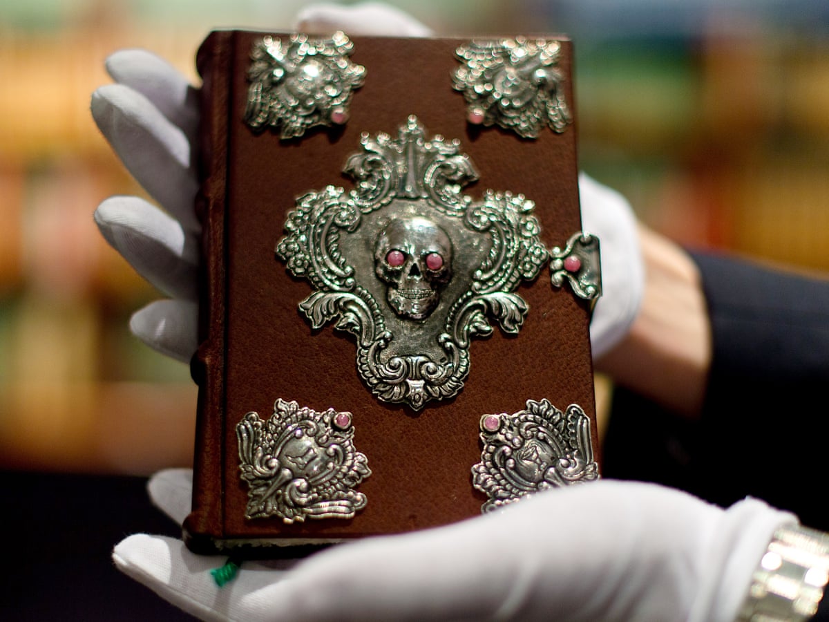 Những cuốn sách đắt giá nhất thế giới, giá trăm tỷ mà có tiền chưa chắc mua được