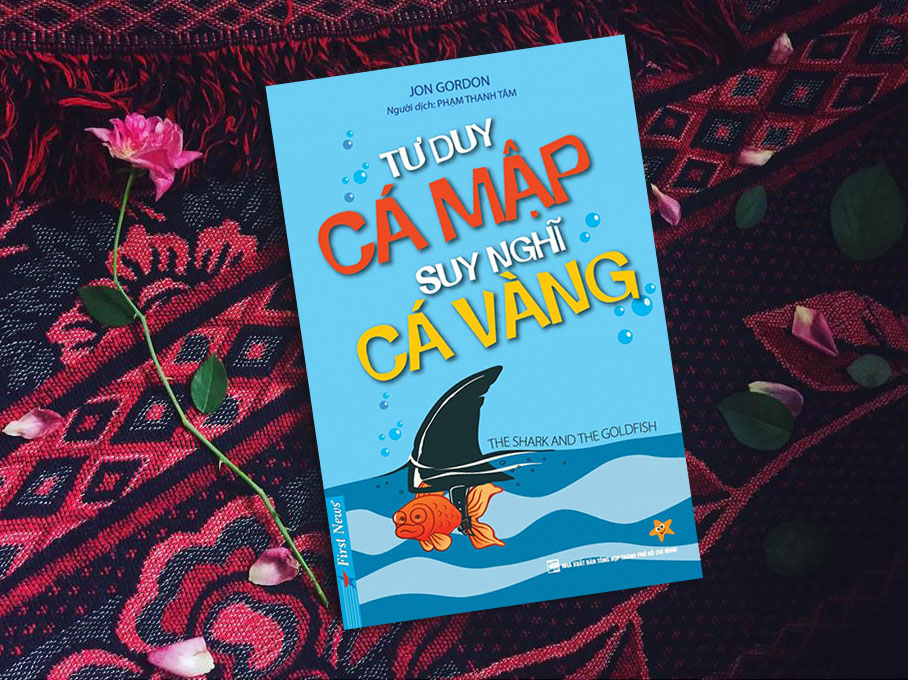 Thay đổi hoặc bị thay đổi: Cá vàng chỉ đợi cho ăn, cá mập bơi đi tìm kiếm thức ăn