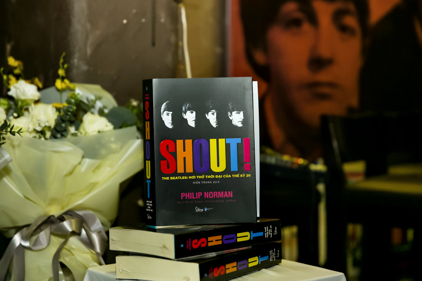 Cuốn sách gối đầu giường về ban nhạc huyền thoại nhất thế kỷ XX