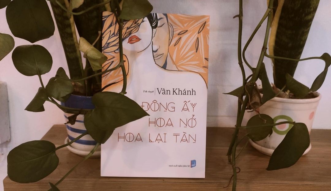 Nữ tác giả tự tay đề thơ tặng từng người mua sách