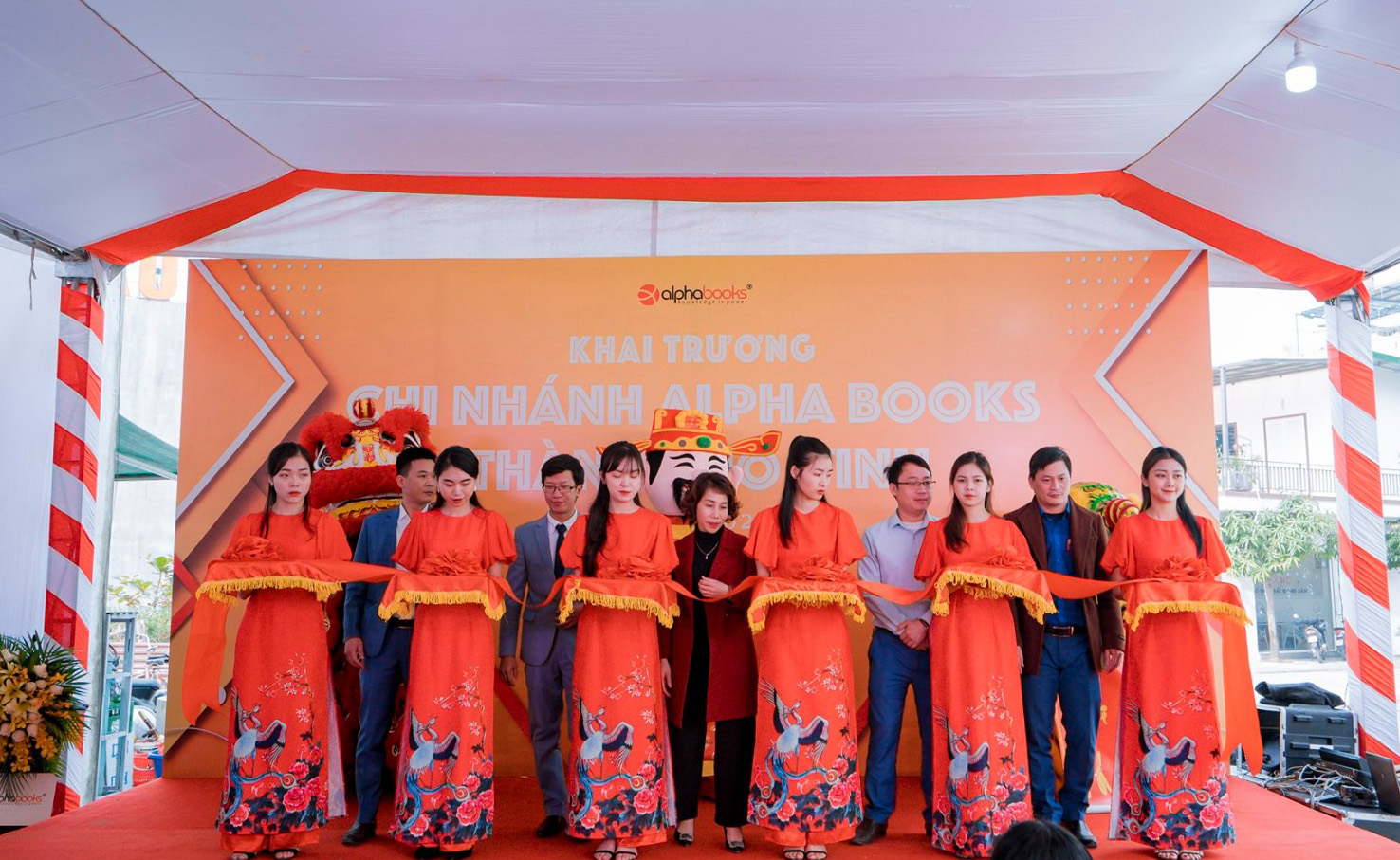 Alpha Books khai trương nhà sách chi nhánh Vinh và tổ chức sự kiện tọa đàm
