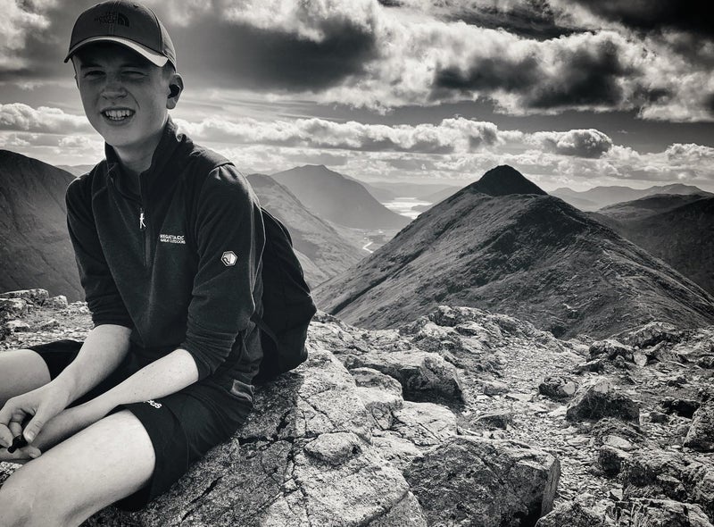 Cậu bé ở Scotland bán sách ảnh để làm từ thiện