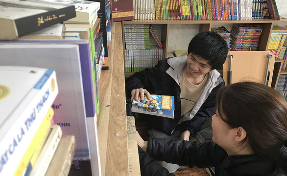 Trạm đọc sách miễn phí của chàng trai 25 tuổi dành cho người dân Huế
