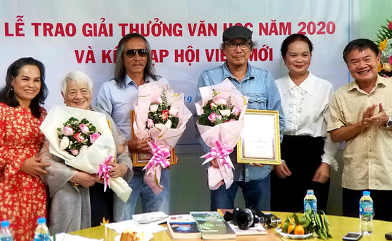 'Gánh gánh gồng gồng' và 'Đất K' đoạt giải Hội Nhà văn TP.HCM 2020