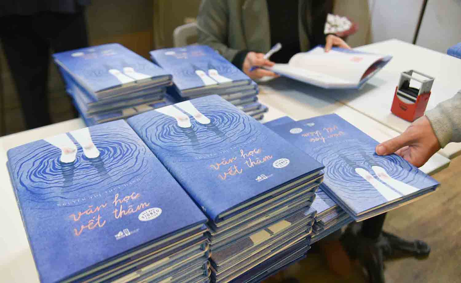 Văn học vết thâm - Dấu vết quá khứ vẫn luôn tồn tại