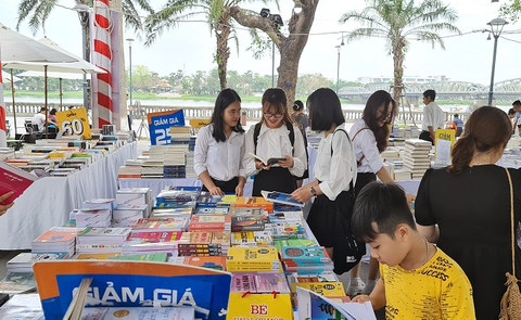 Khai mạc Tuần lễ Sách Hội sách Alpha Books năm 2021 tại Huế nhân Ngày sách Việt Nam