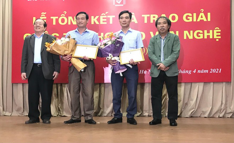 Nhiều ý kiến trái chiều xoay quanh bài thơ đoạt giải: “Mẹ tôi chửi kẻ trộm”