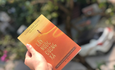 “Lấy nước đường xa” - Câu chuyện về trẻ em Châu Phi chạm đến trái tim độc giả