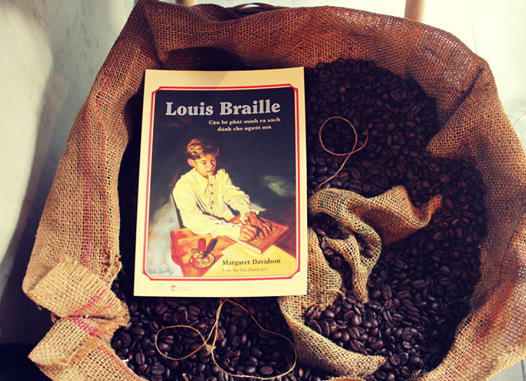 Tìm hiểu về cậu bé mang lại ánh sáng cho người mù trong cuốn sách ‘Louis Braille - Cậu bé phát minh ra sách dành cho người mù’
