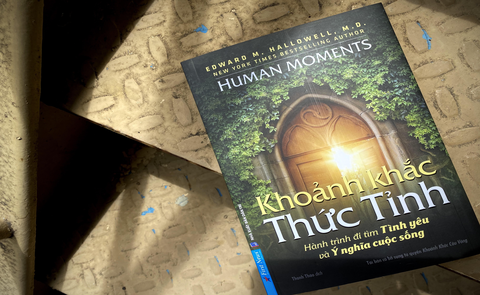 KHOẢNH KHẮC THỨC TỈNH - Hành trình đi tìm tình yêu và ý nghĩa cuộc sống