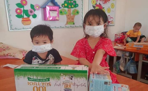 Tặng sách cho thiếu nhi đang cách ly ở Bắc Giang