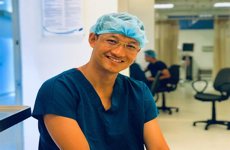 Bác sĩ Bệnh viện Việt Đức đấu giá sách để góp quỹ vắc xin COVID-19