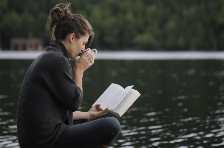 Phụ Nữ Yêu Thích Sách Là Những Người Phụ Nữ Đẹp Nhất!