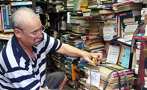 Tiệm sách cũ vượt thời gian của Lão Dư “ngông”