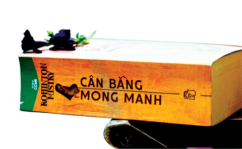 Cân Bằng Mong Manh: Cuốn Sách Không Khoan Nhượng Khi Nói Về Thân Phận Con Người