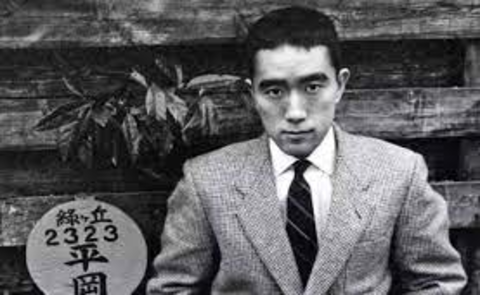 Lời tự thú của một chiếc mặt nạ: Ẩn mình dưới lá