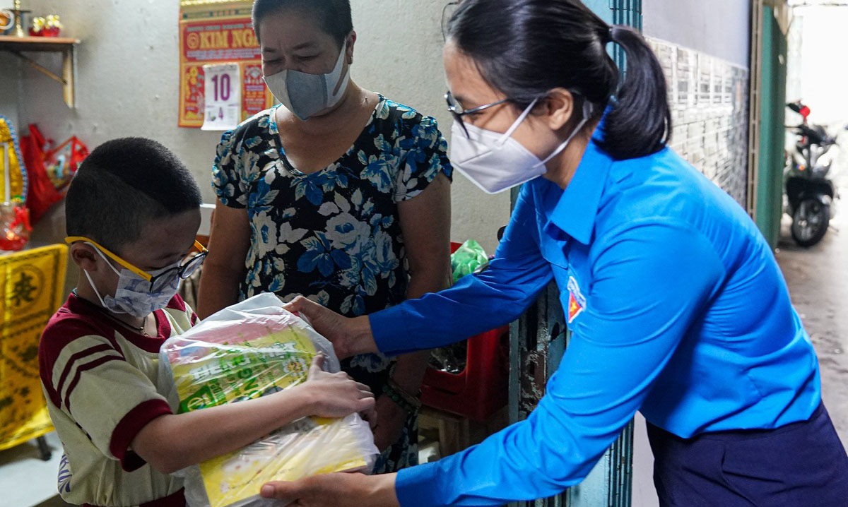 Hơn 200 triệu ủng hộ chương trình tặng sách giáo khoa cho học sinh