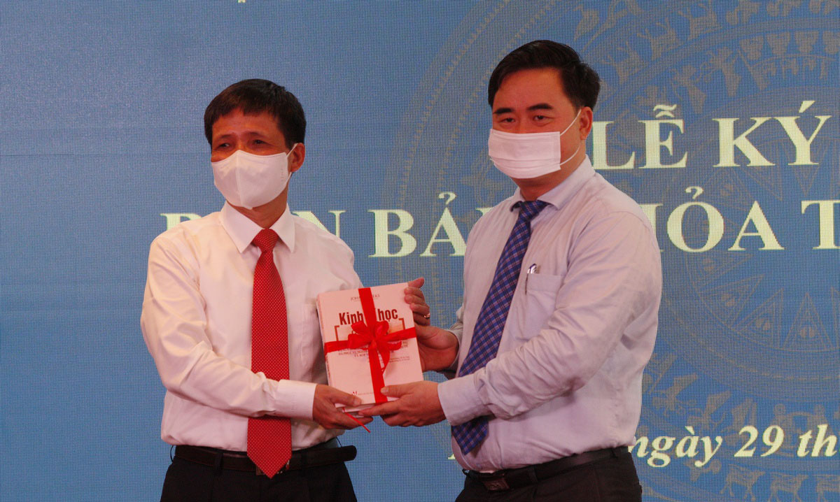 Hợp tác phát hành và bảo vệ bản quyền sách lý luận, chính trị