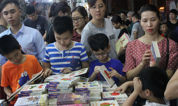 Chọn sách cho con: tránh sách độc hại, không tránh sách khó