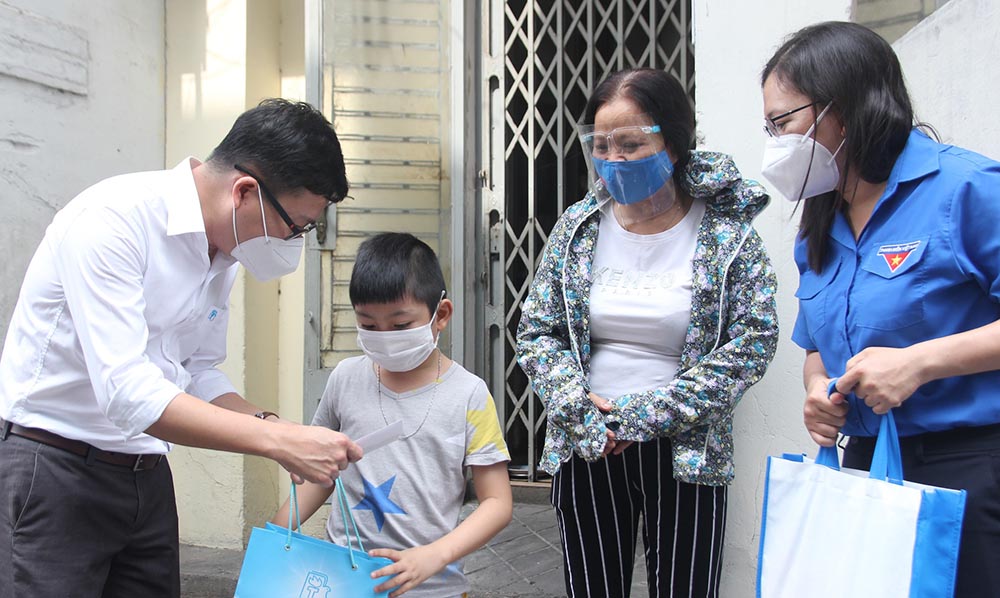 Trao 100 suất học bổng cho trẻ gặp khó khăn tại TP.HCM