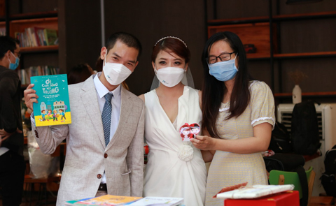 Lễ cưới KHÔNG TIỆC TÙNG và hàng nghìn CUỐN SÁCH cho trẻ vùng cao