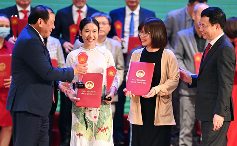 Cần thêm NHIỀU GIẢI THƯỞNG cho sách