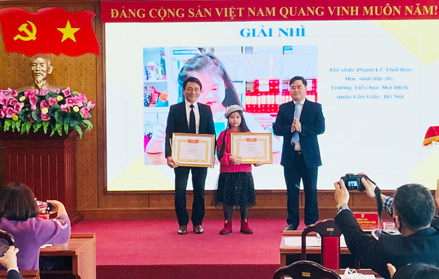 Trao giải ''Khoảnh khắc cùng sách'' và ''Viết lời giới thiệu sách''