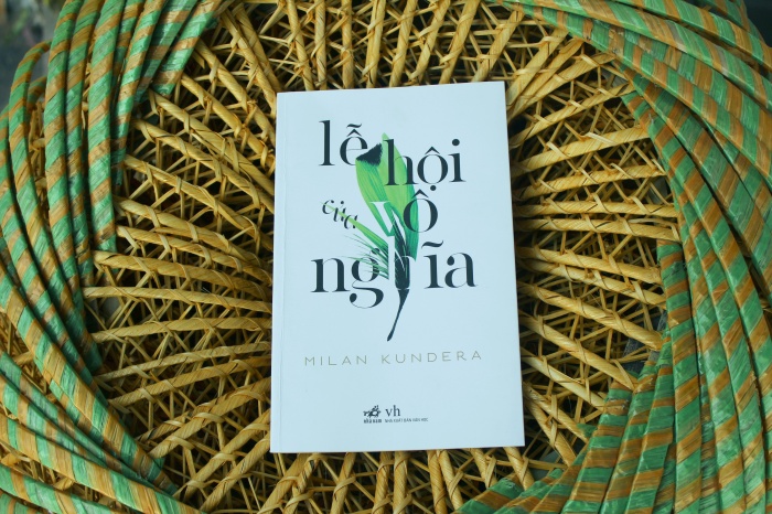 Milan Kundera: Đời nhẹ khôn kham giữa lễ hội của vô nghĩa