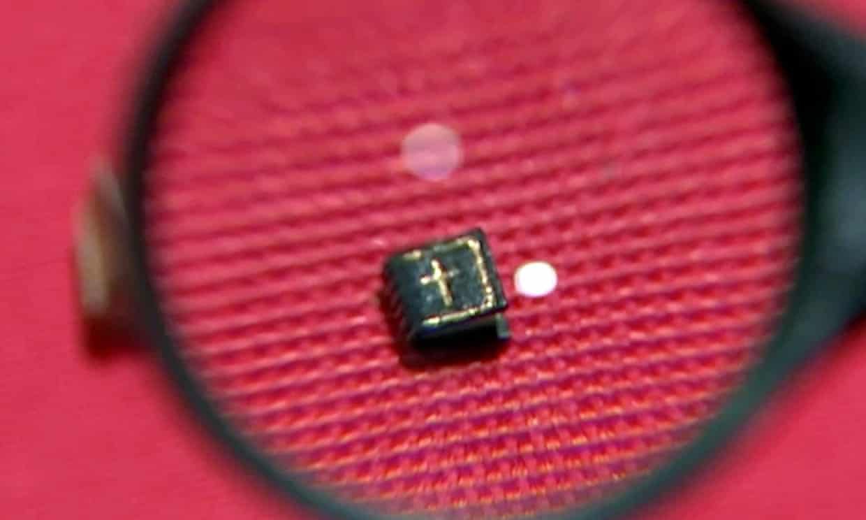 Một trong những cuốn sách nhỏ nhất thế giới có giá 108 triệu đồng